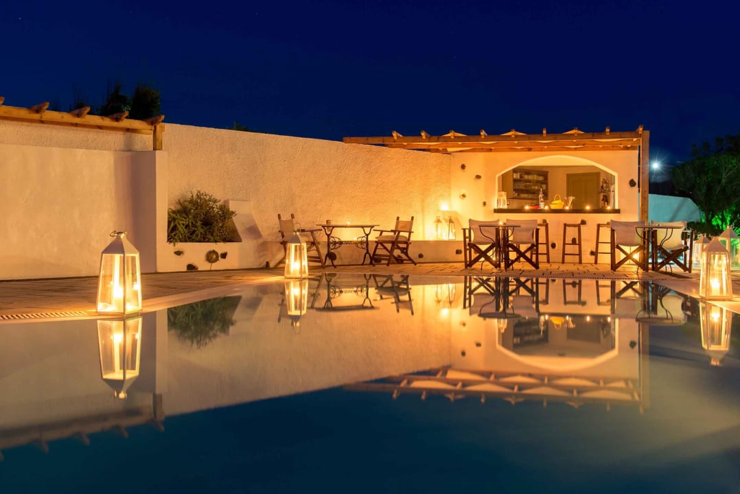 Pool bar Caldera's Dolphin Suites