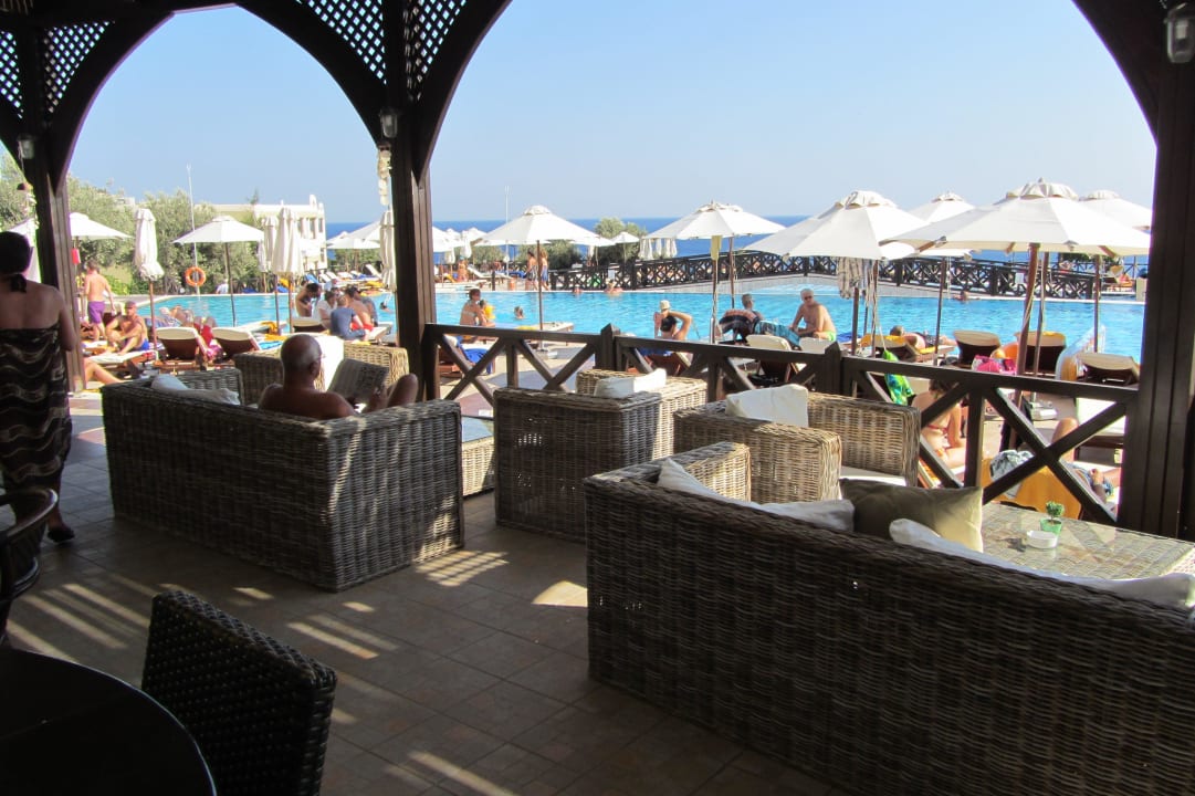 Pool oberhalb des Strandes Hotel Kalithea Horizon Royal