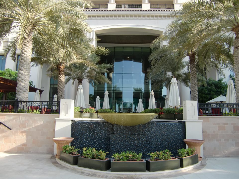 Zum Restaurant The St. Regis Saadiyat Island Resort, Abu Dhabi