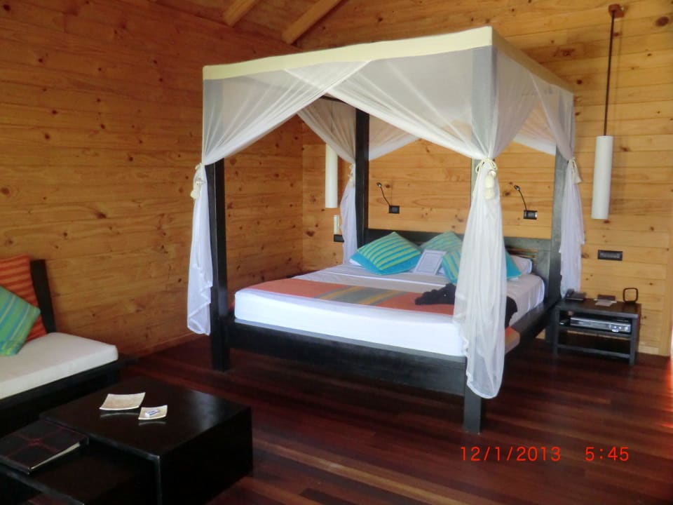 Das Bett im sehr großzügigen Zimmer Meeru Maldives Resort Island