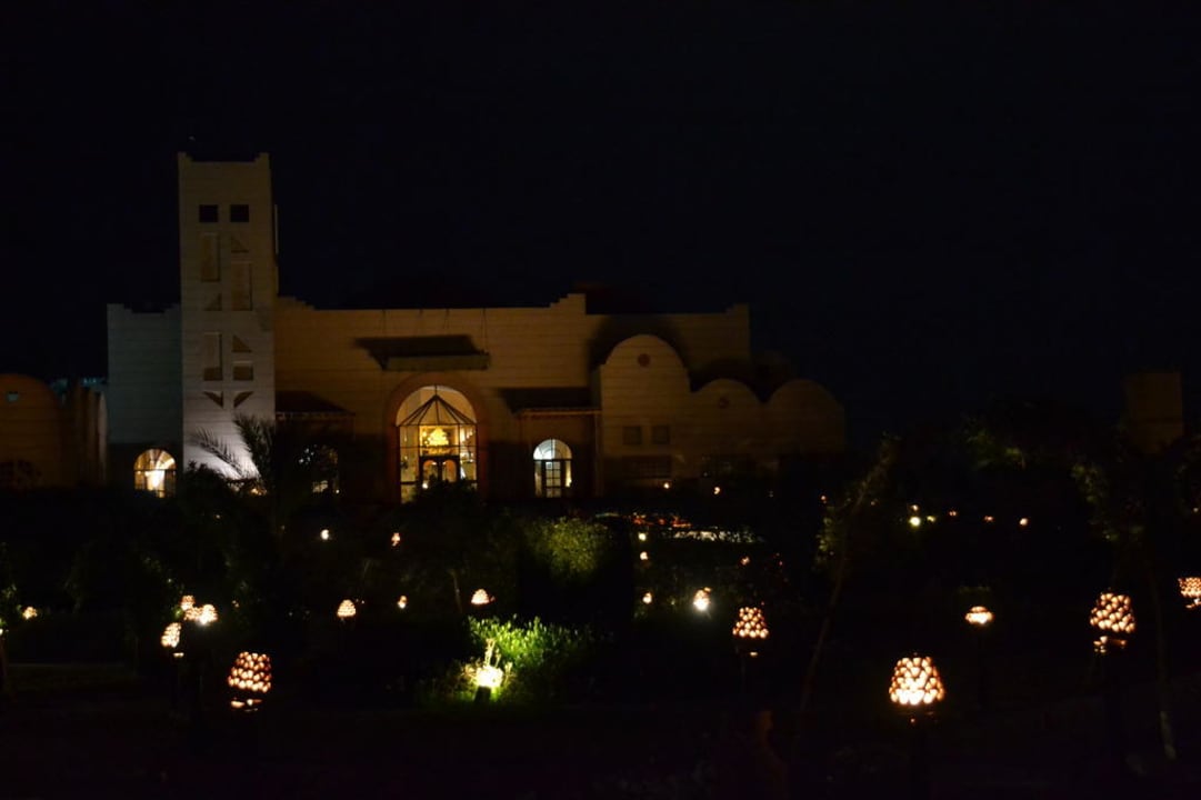 Haupteingang am Abend Akassia Swiss Resort