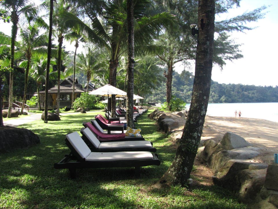 Lehátka u hotelové pláže Moracea by Khao Lak Resort