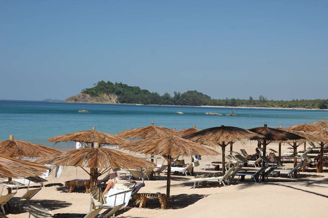 Schöner leerer Strand Hotel Sandoway Resort