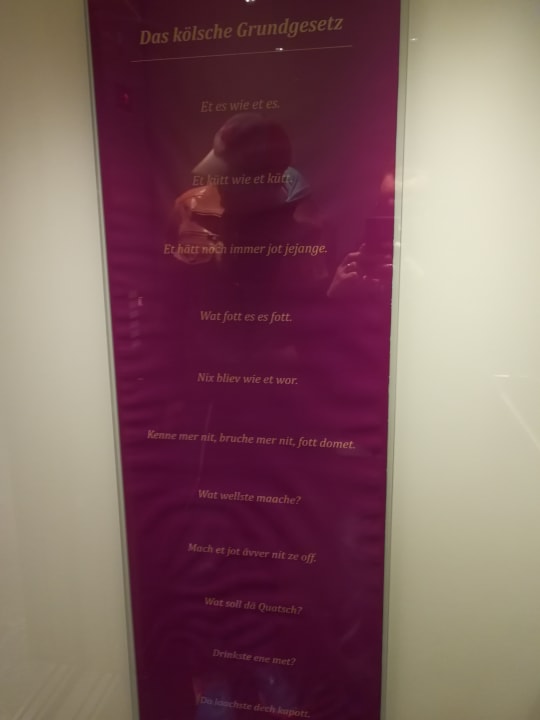 Kösches Grundgesetz im  Fahrstuhl Hotel Mondial am Dom Cologne- MGallery