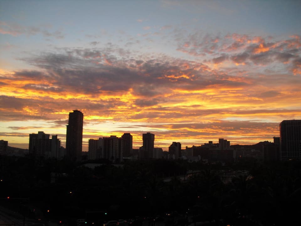Blick vom Hotelbalkon bei Sonnenaufgang zur Stadt Hotel Aqua Palms at Waikiki