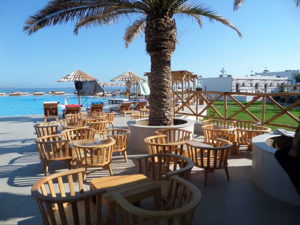 Stoliczki przy barze i głównym basenie Mitsis Selection Rinela