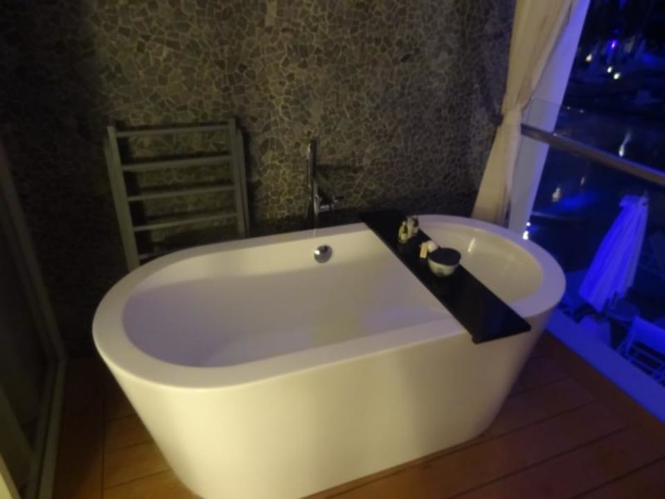 Badewanne auf Balkon The Stones Hotel - Autograph Collection by Marriott