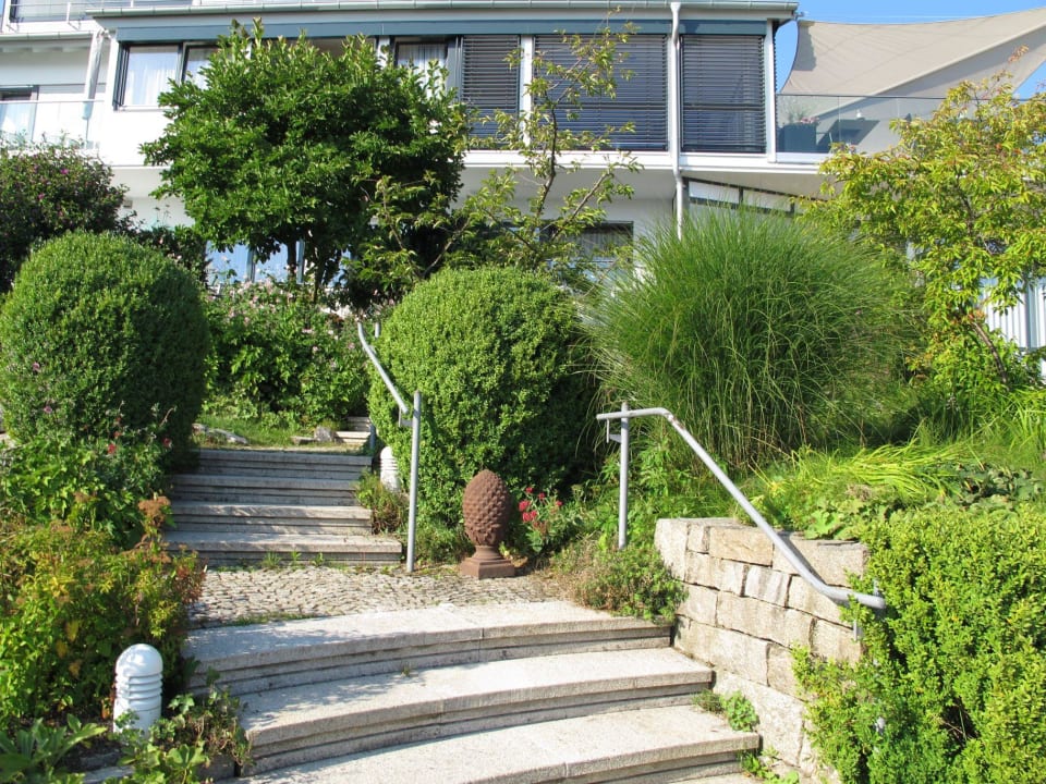 Eingangsbereich mit schön gestaltetem Garten Lupinenhotel Bodensee