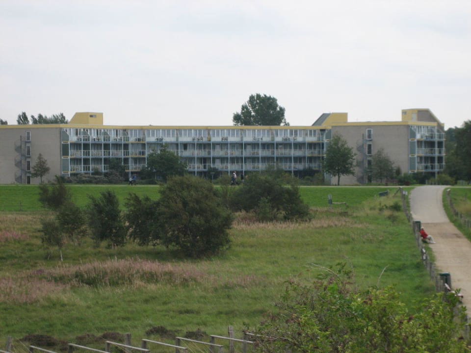 Hotel vom Strand aus gesehen Ferienwohnungen Ferienpark Weissenhäuser Strand