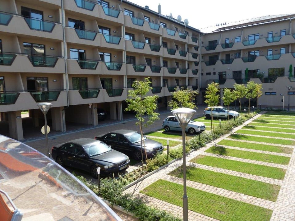 Innenhof mit Parkplätzen Hotel Wellamarin