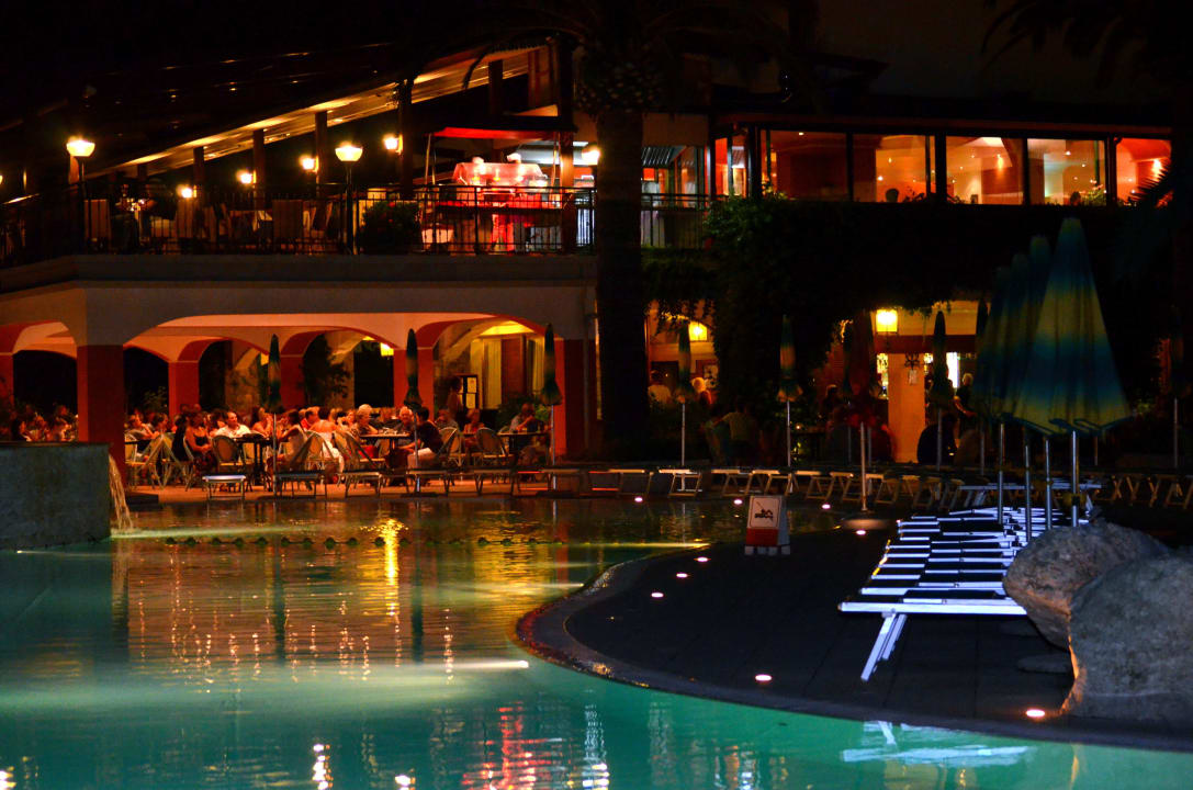 Blick vom Pool auf das Haupthaus am Abend Aldiana Club Rocca Nettuno Calabria
