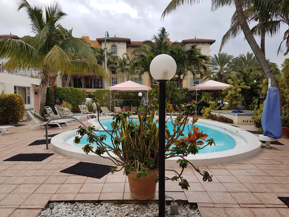 Pool der Außenanlage Hotel Shore Haven Resort Inn