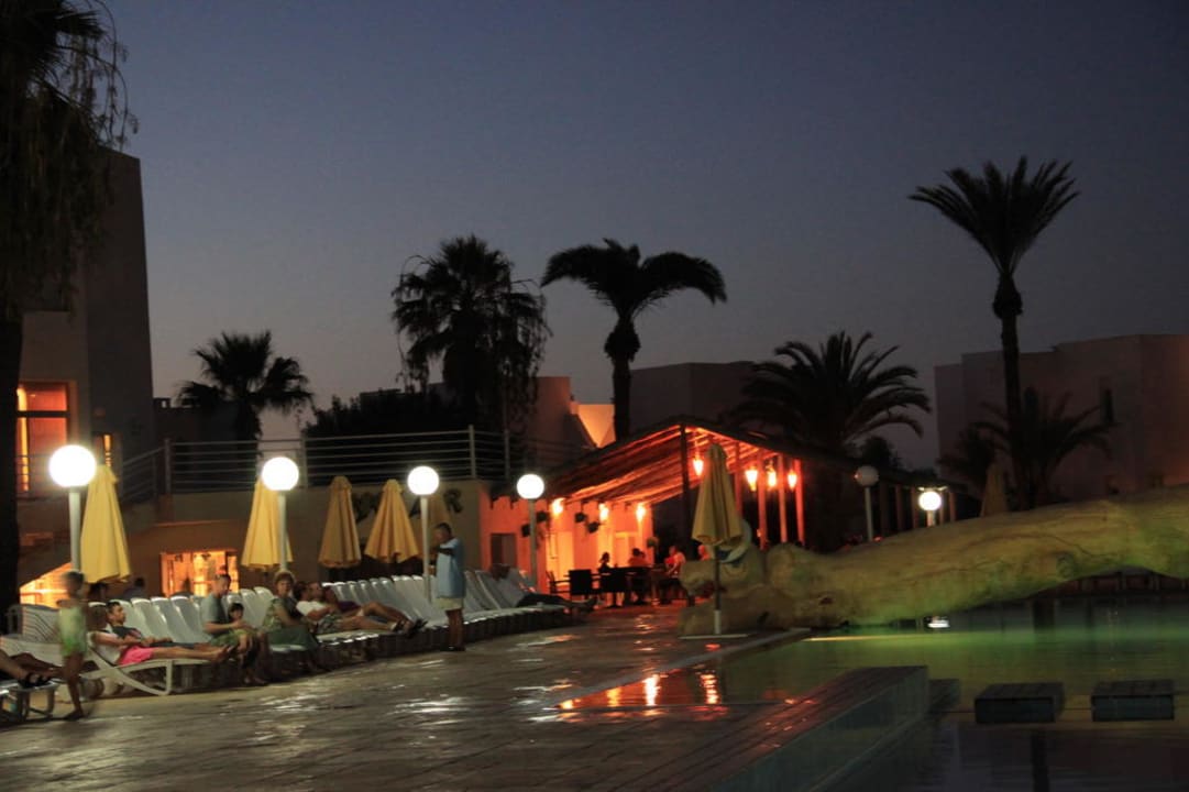 Basen nocą Ruspina Beach Resort