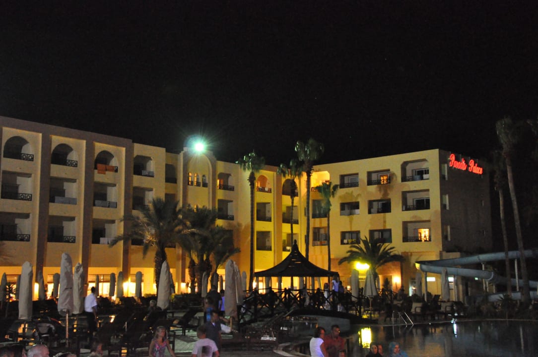 Pool und Hotel bei Nacht Hotel Paradis Palace