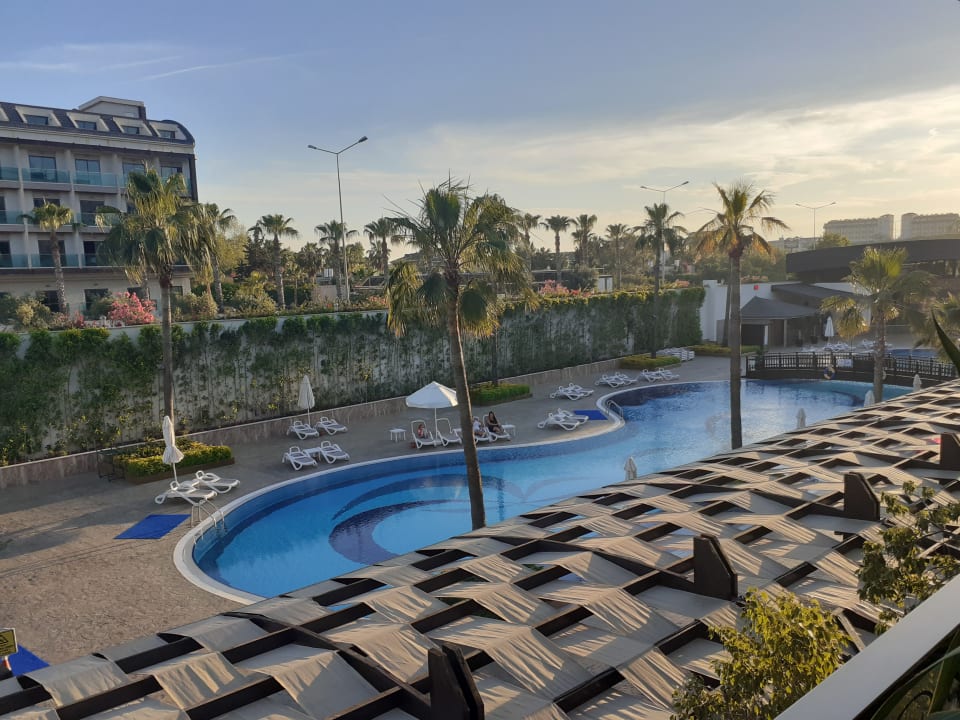 Pool Mary Hotel Side