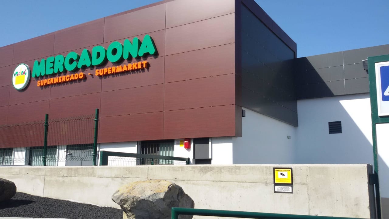 Kl Einkaufsladen vorm Hotel (neu endstanden)  allsun App.-Hotel Esquinzo Beach