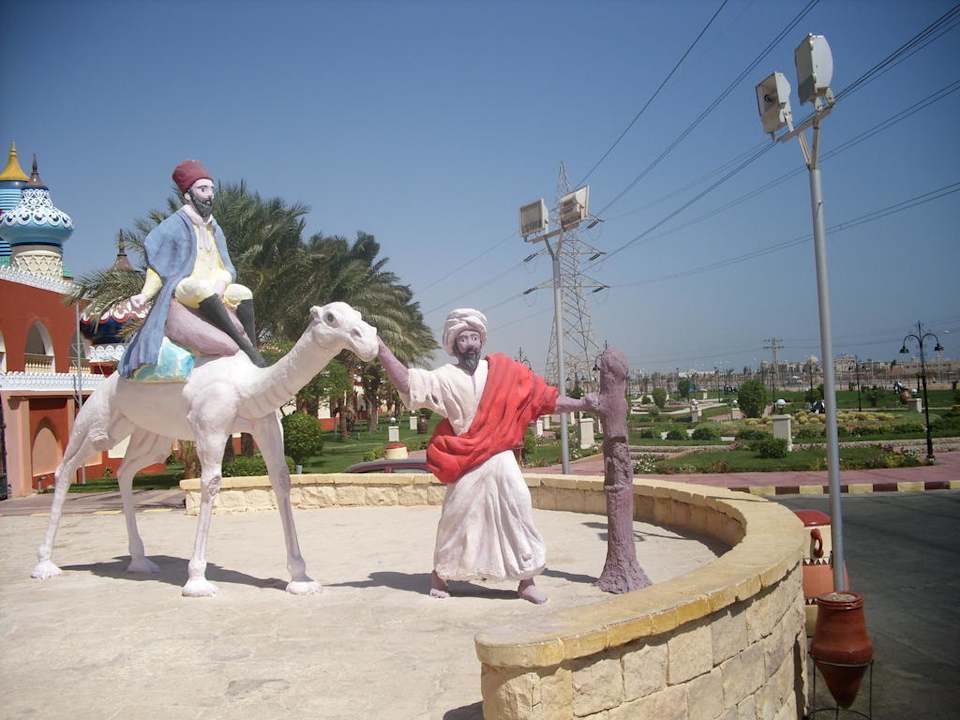 Przed hotelem Pickalbatros Alf Leila Wa Leila Resort - Neverland Hurghada