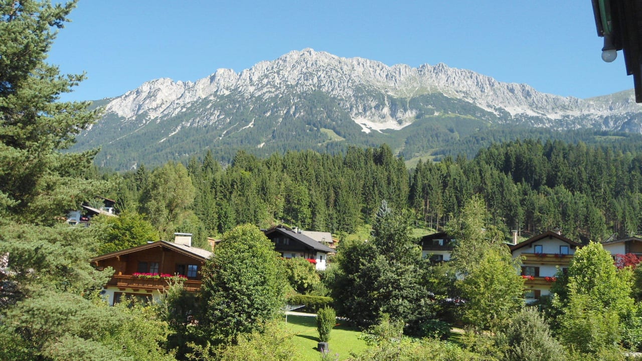 Aussicht aus unserem Zimmer --wahnsinn Garni Hotel - Das Alpin Kaiserzeit