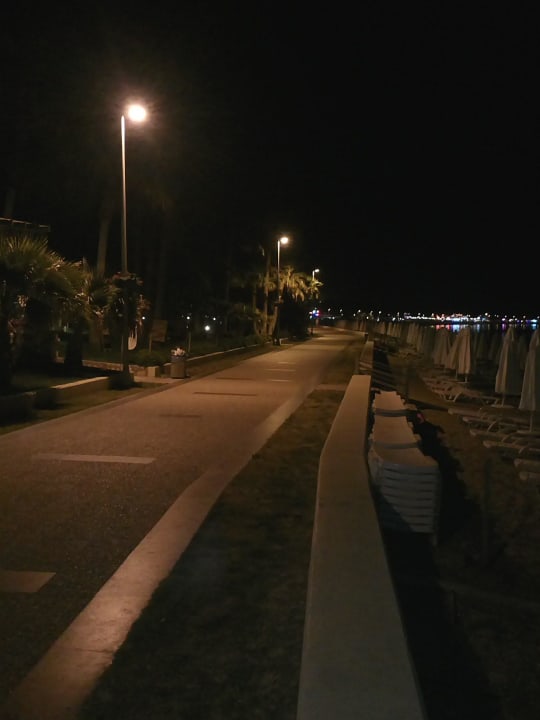 Strandpromenade am Abend Hotel Sirma