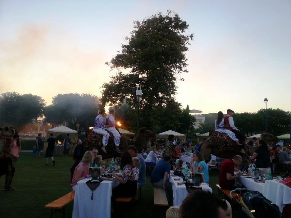 Mottoabend, Nachtessen auf der Eventwiese ROBINSON PAMFILYA
