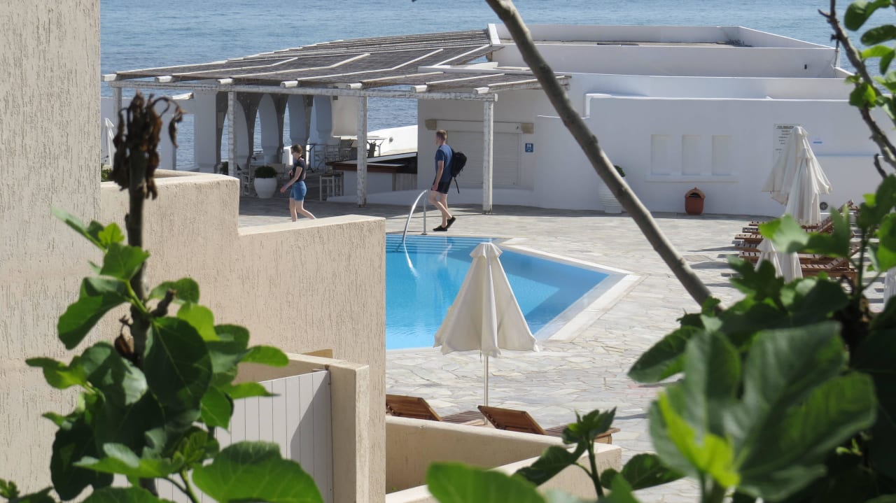 Blick zur Poolbar Knossos Beach Bungalows Suites Resort & Spa