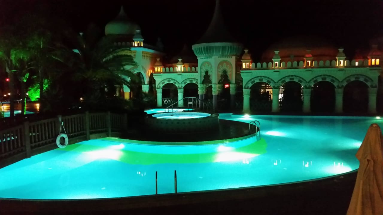 Pool Anlage bei Nacht wunderschön Kamelya Aishen Club