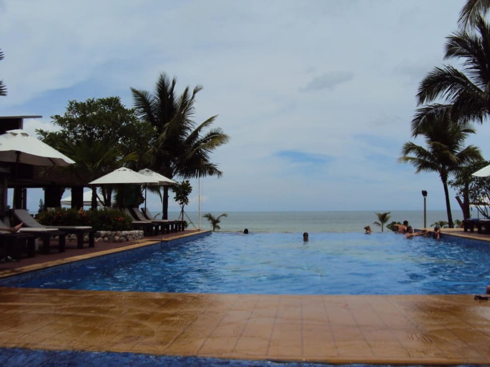 Blick aus dem Pool Richtung Meer La Flora Khao Lak