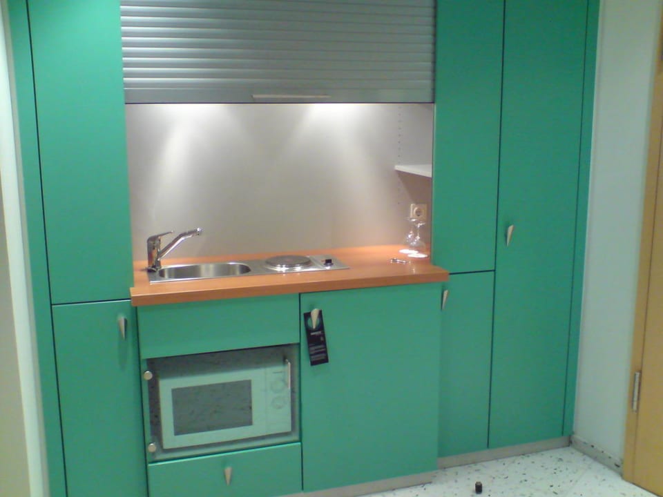 Küche im Superior-Zimmer FOUR Munich Neue Messe