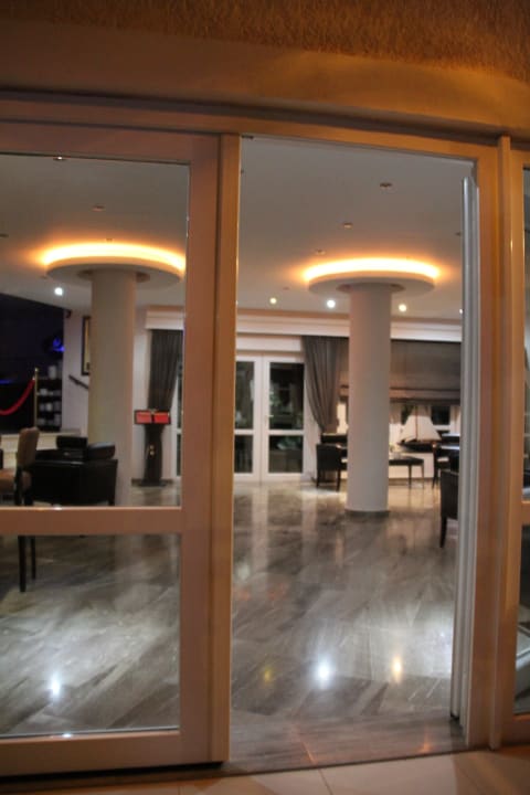 Eingang von der Terrasse zur Lobby Hotel Little Inn