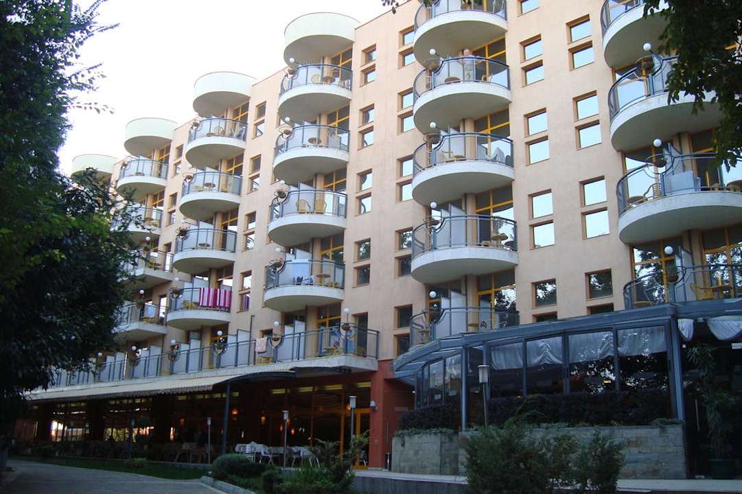 Terrasse & Hotel von hinten Hotel Atlas