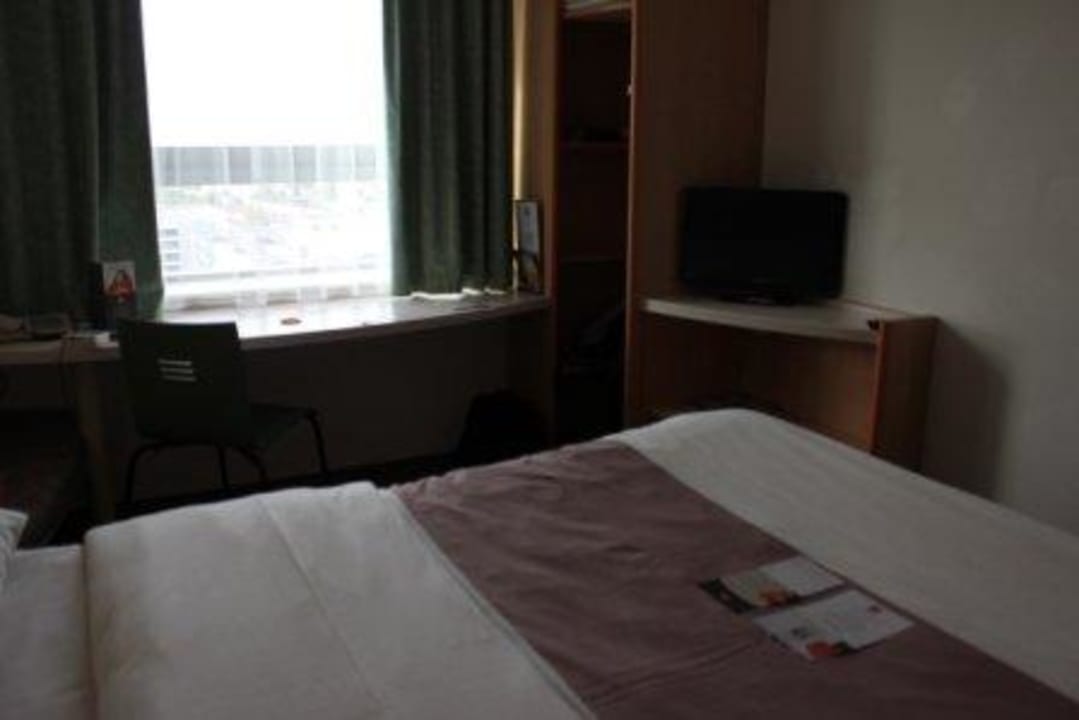 Bett mit Fernseh Ibis Hotel Berlin Spandau