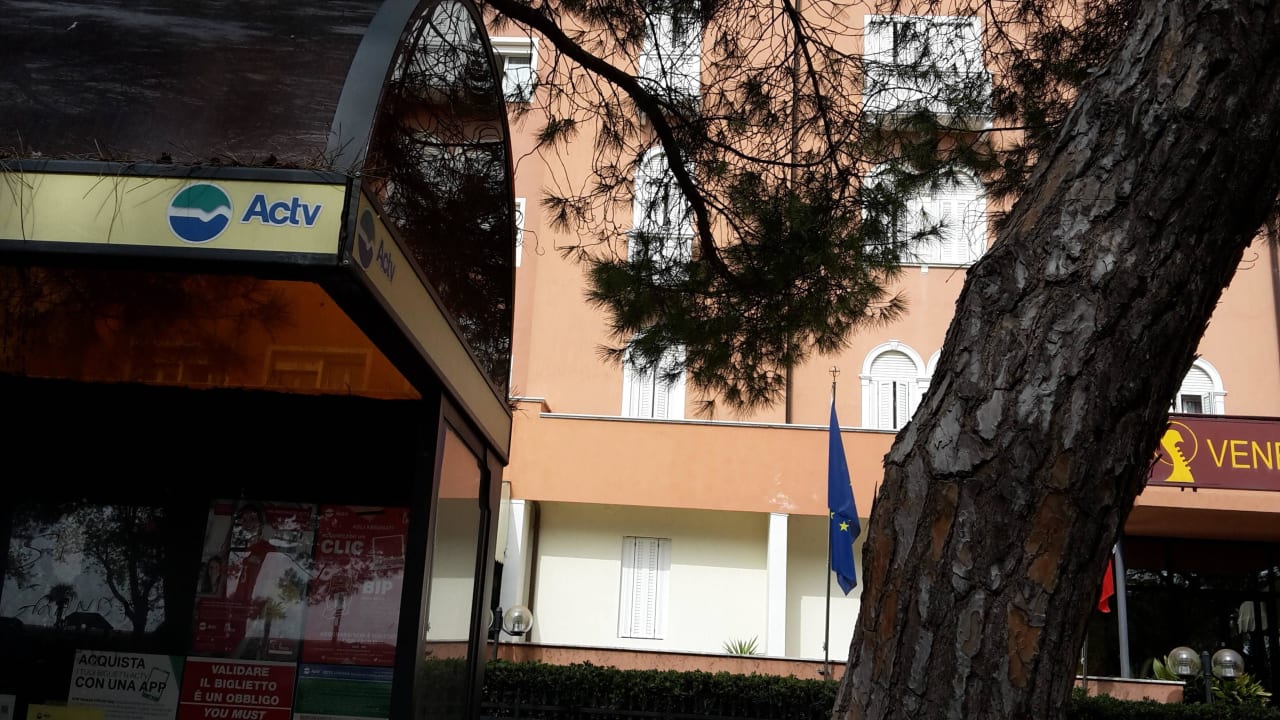 Bushaltestelle direkt vor dem Eingang Hotel Venezia 2000