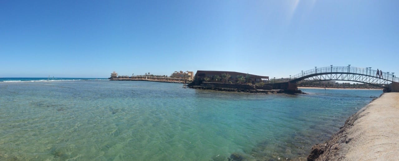 Bridge to the lagoon restaurant Desert Rose