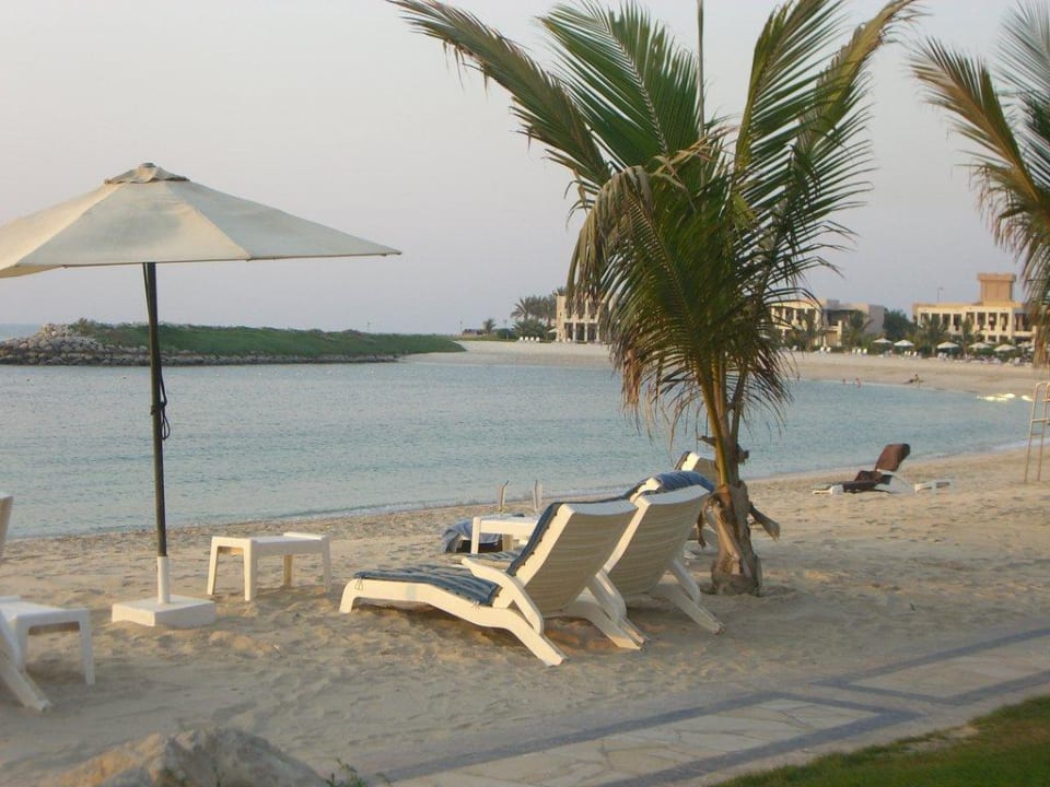 Strand und Liegen vor den Villen Rixos Al Mairid Ras Al Khaimah