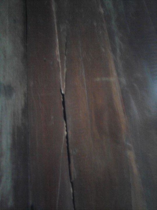 Riss der Dielen im Inneren Hotel AKA Resort Hua Hin