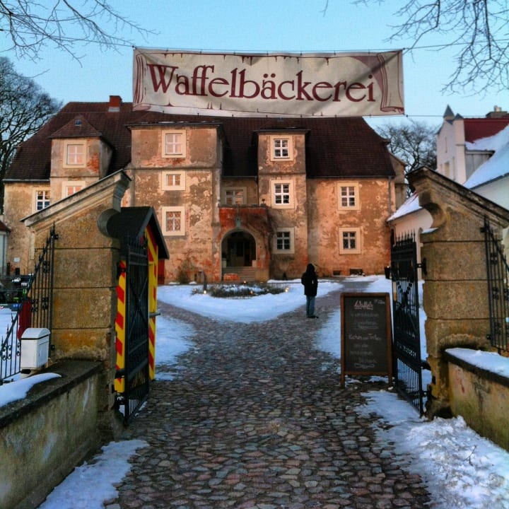 Mit leckerer Waffelbäckerei Wasserschloss Mellenthin