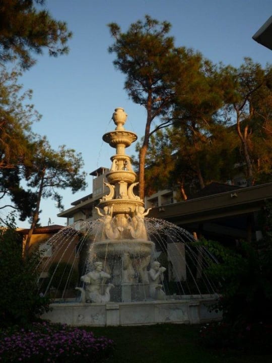 Hotel-fontána před hlavní budovou Papillon Ayscha