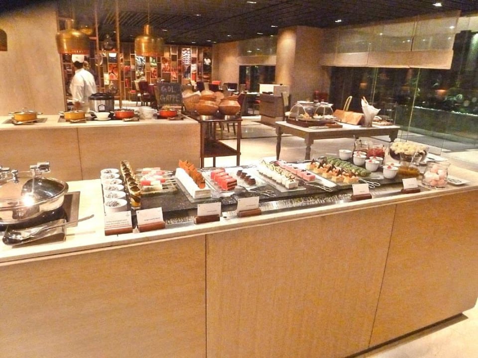 Dinner im Cafe Knosh The Leela Ambience Convention Hotel Delhi