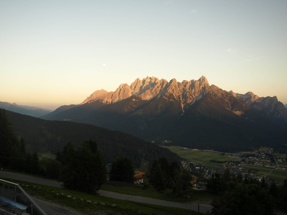 Die letzten Sonnenstrahlen beleuchten die Berge Alpenhotel Ratsberg