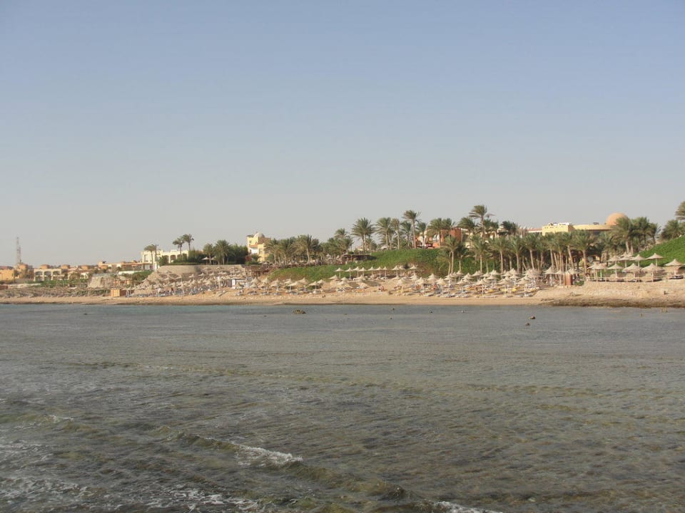 Widok z pomostu na plażę. Hotel Nubian Village