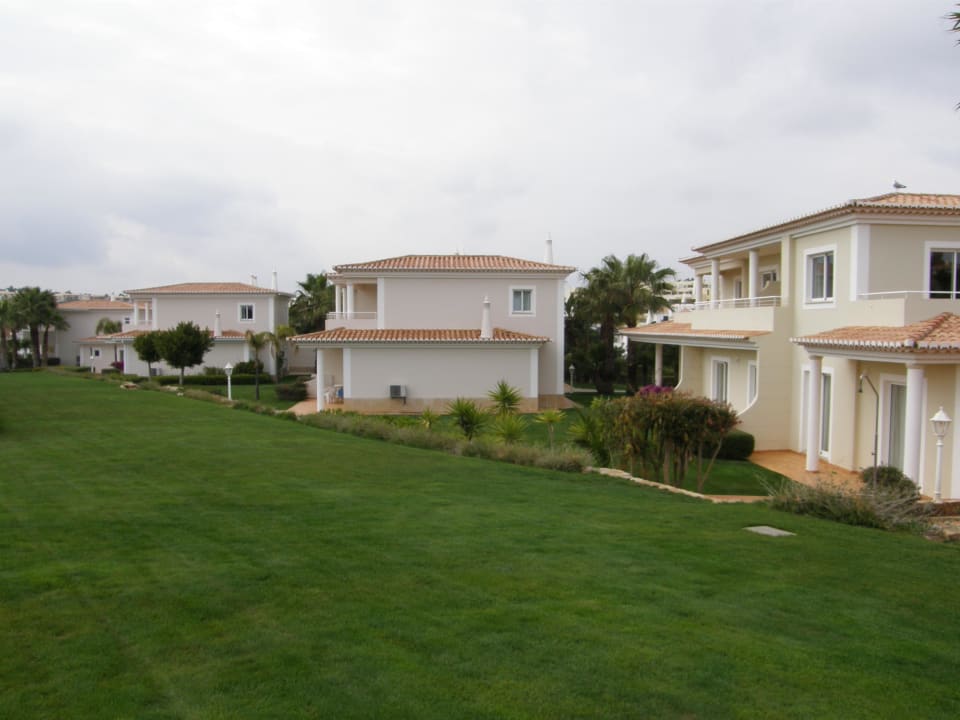 Schöne Gartenanlage mit Blick auf die Villen Hotel Clube Porto Mos