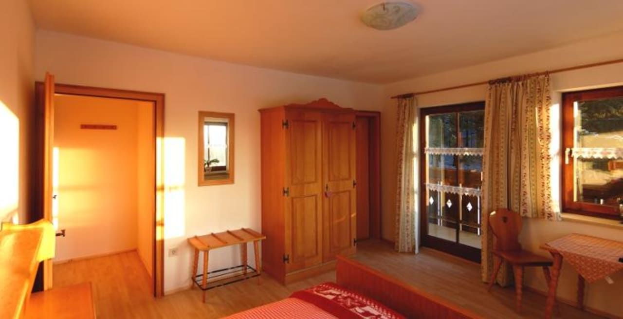 Schrank und Eingang Berggasthof Pension Hochstein