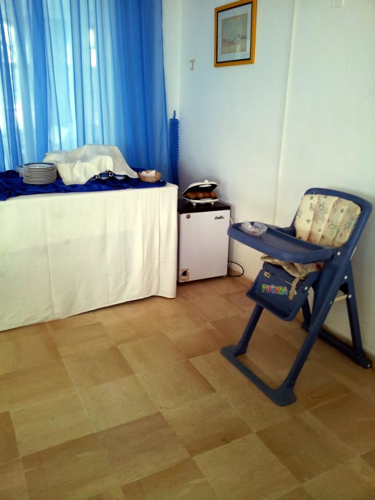 Kühlschrank für die Gäste, darauf der Toaster Hotel Dar Salem