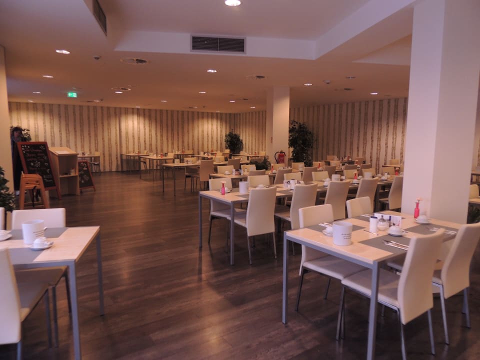 Frühstücksraum B&B Hotel Berlin City-Ost