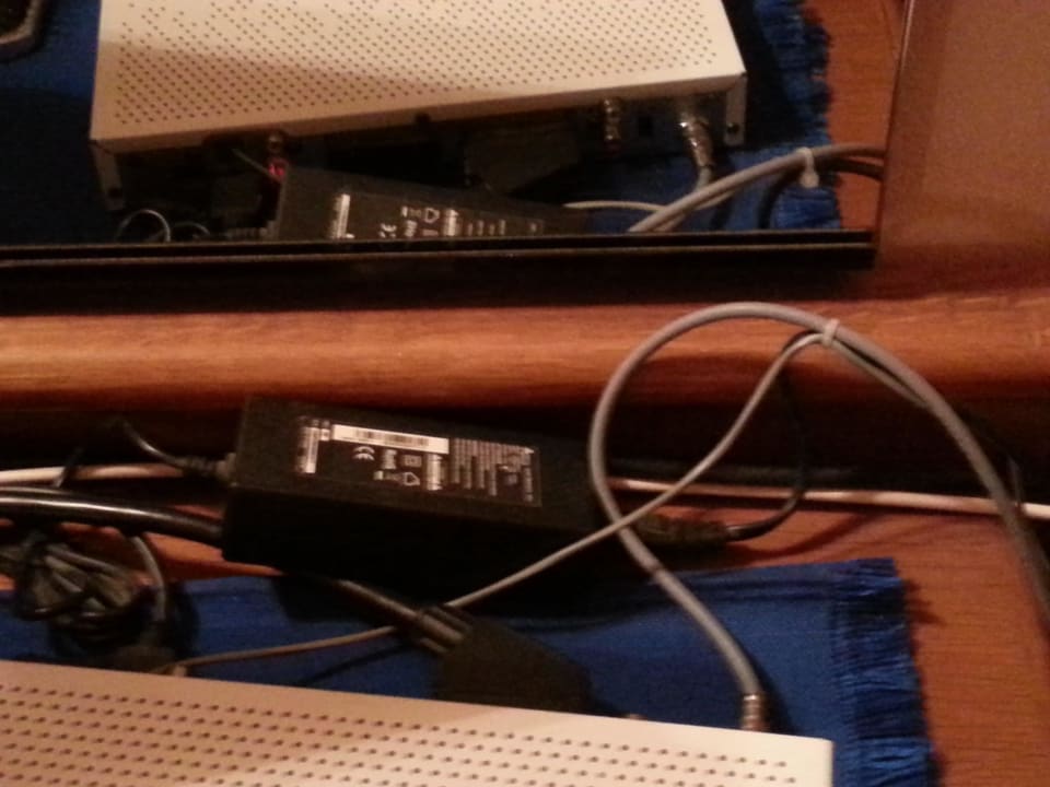 Kabelsalat am Schreibtisch Hotel Bogliaco