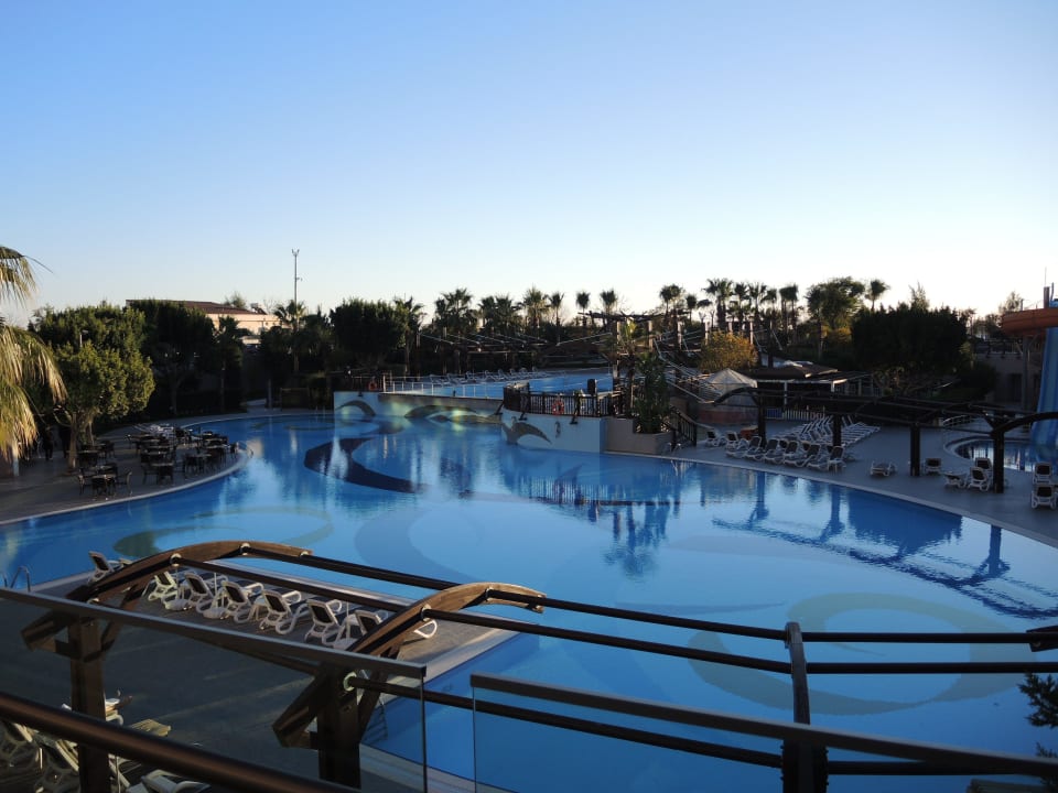 Poolanlage vom Barbereich aus Aydinbey Kings Palace & Spa