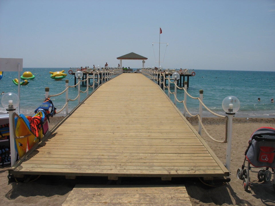 Brücke am Hotelstrand Wyndham Garden Lara