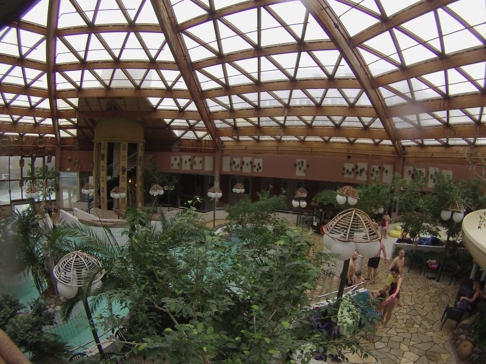 Blick über das Aqua Mundo Center Parcs Park Nordseeküste