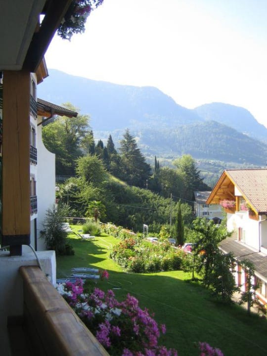 Aussicht vom Balkon Schenna Resort