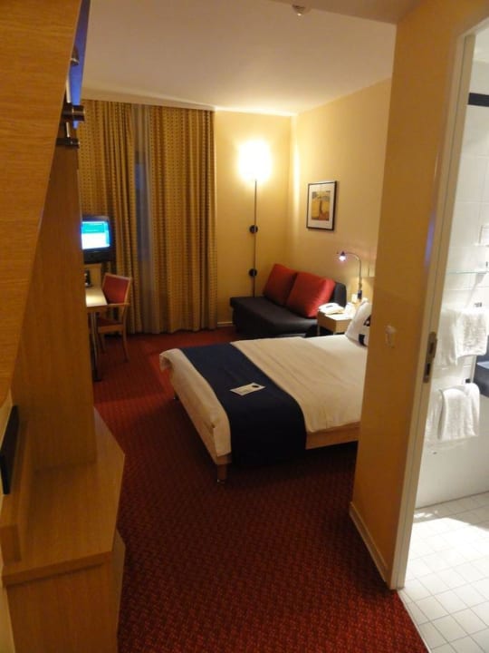 Blick ins Zimmer Holiday Inn Express Frankfurt - Airport